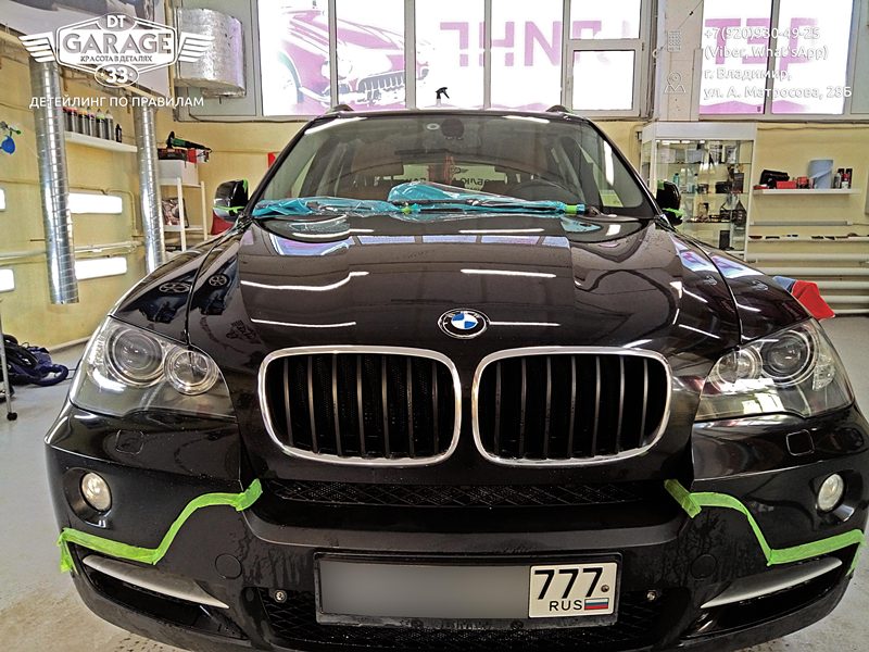 Пример полировки фар в DT GARAGE 33 На фото носовая часть автомобиля. Результат полировки заметен невооруженным глазом.