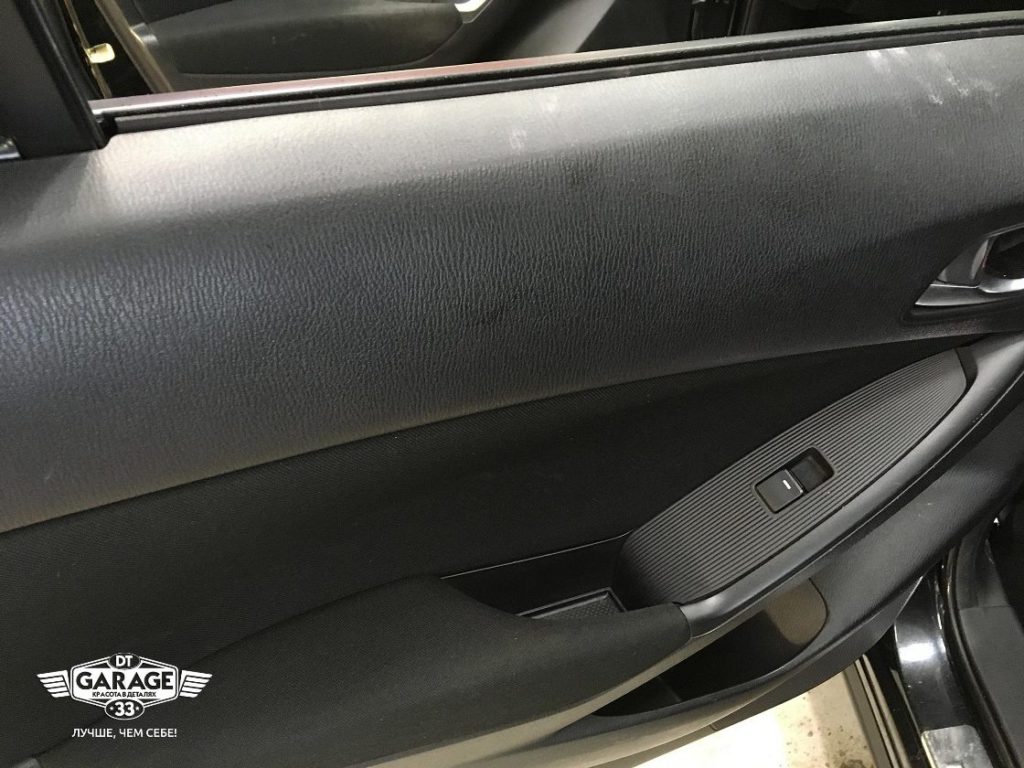 На фото внутренняя отделка двери Mazda CX-5