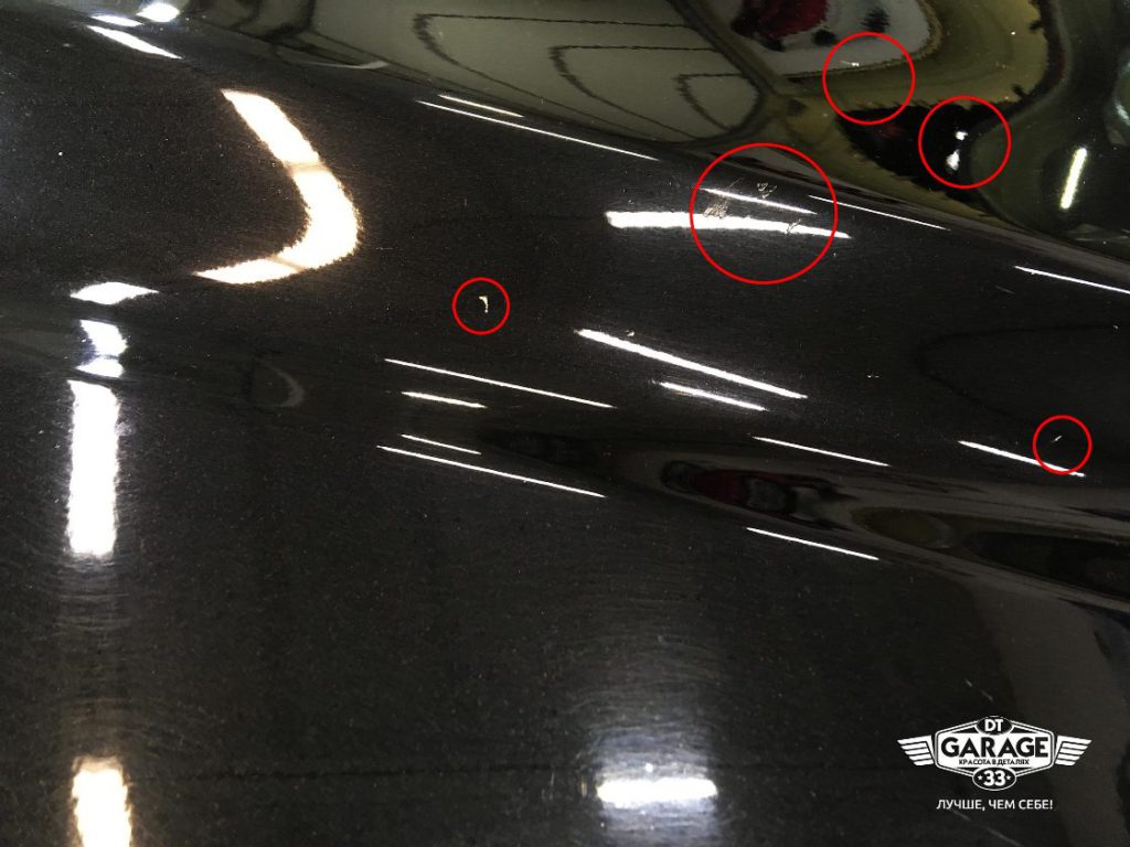 На фото крупным планом лкп. На капоте автомобиля Mazda CX-5 хорошо видны сколы.