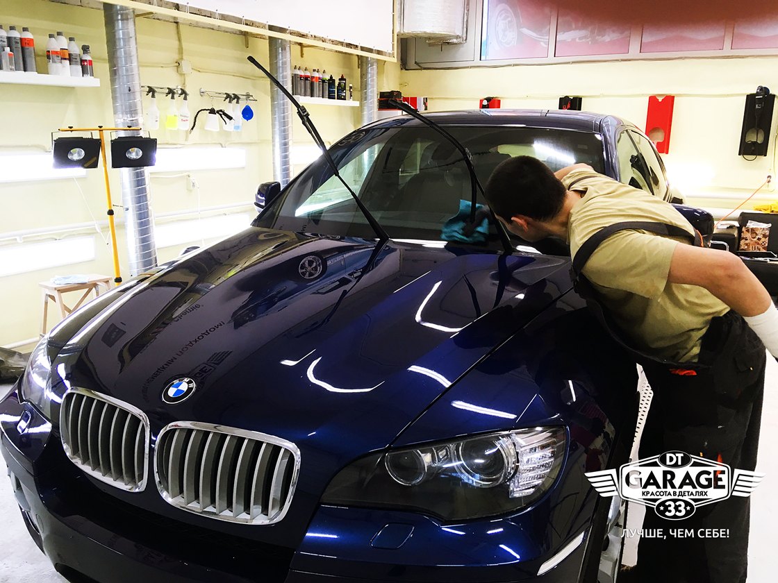 Жидкое стекло во Владимире На фото мастер «DT GARAGE 33» обрабатывает машину защитным составом.