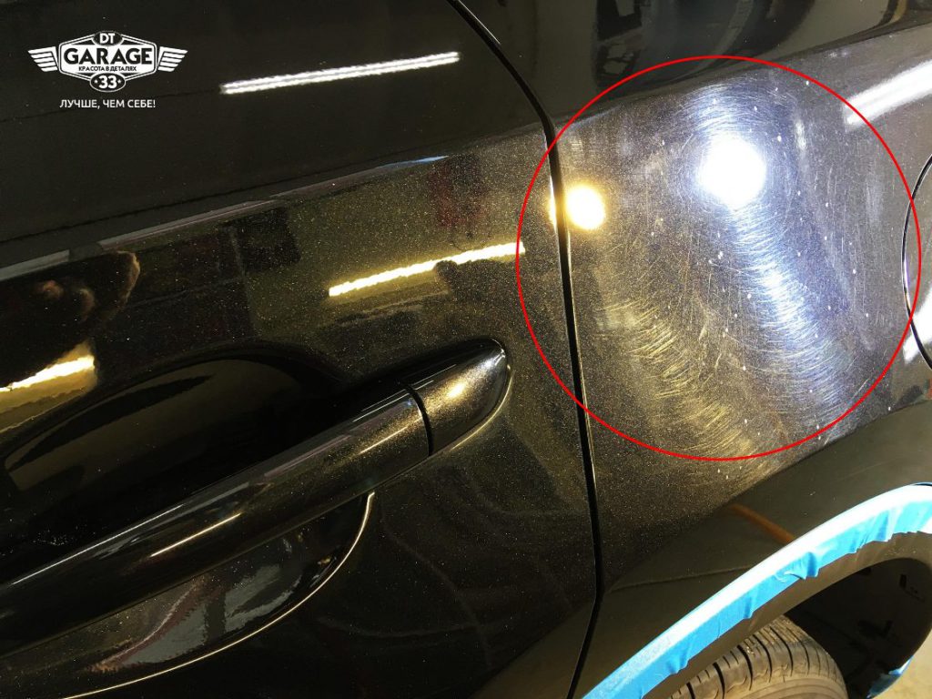 На фото крыло Mazda CX-5 снято под таким углом, чтобы стали видны царапины.