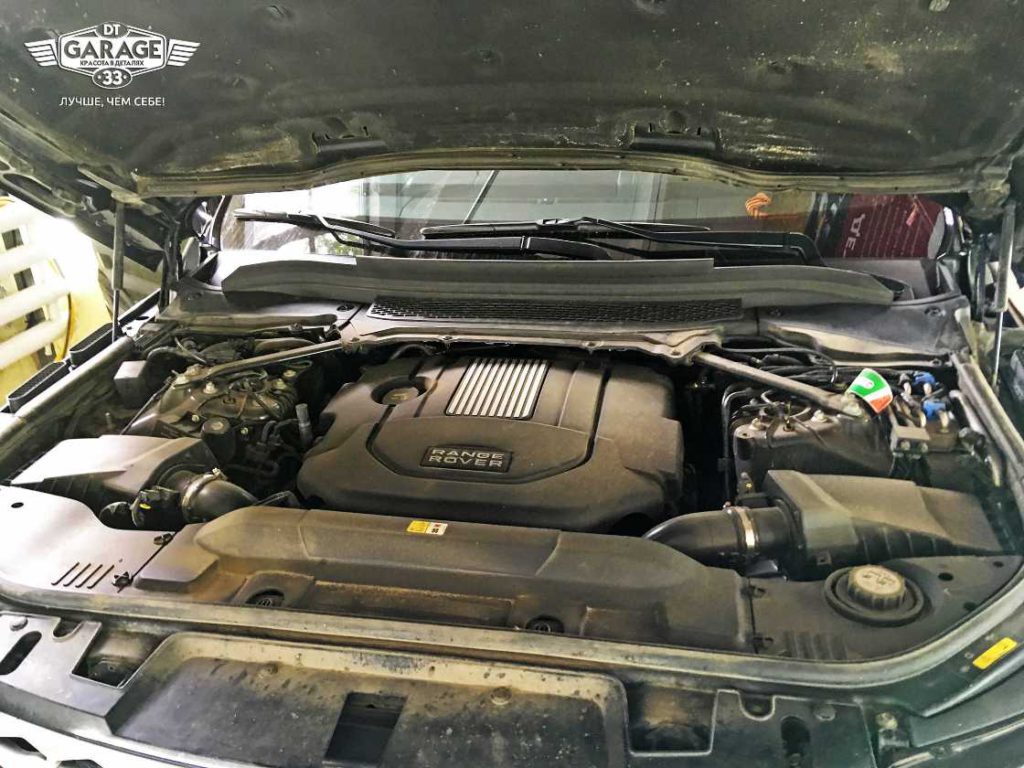 На фото двигатель Range Rover Sport до химчистки.