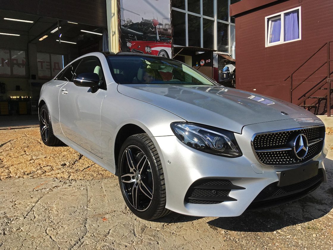 Фото Mercedes-Benz E-Class Coupe На фото Mercedes-Benz E-Class Coupe под американской керамикой при дневном свете.