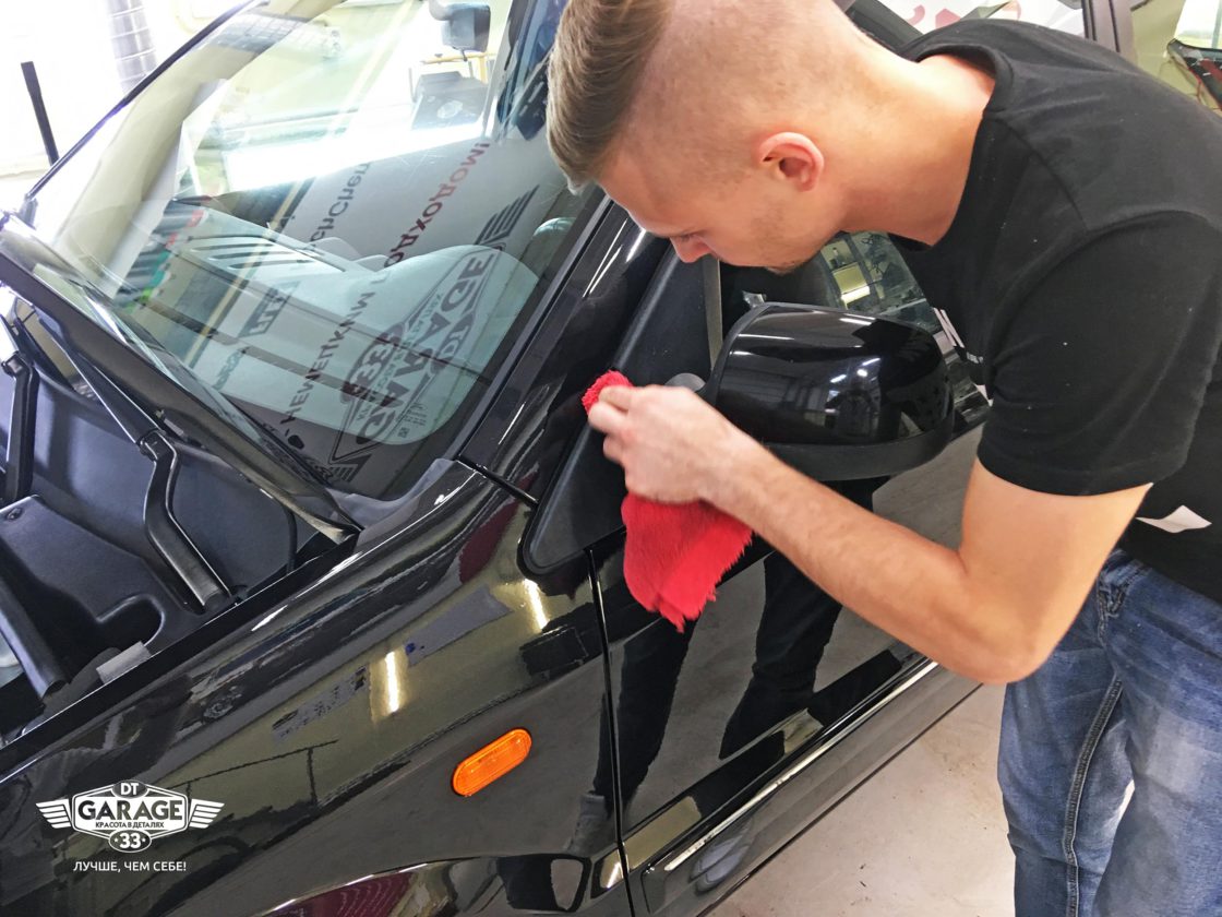На фото мастер DT GARAGE 33 убирает стойкое пятно.
