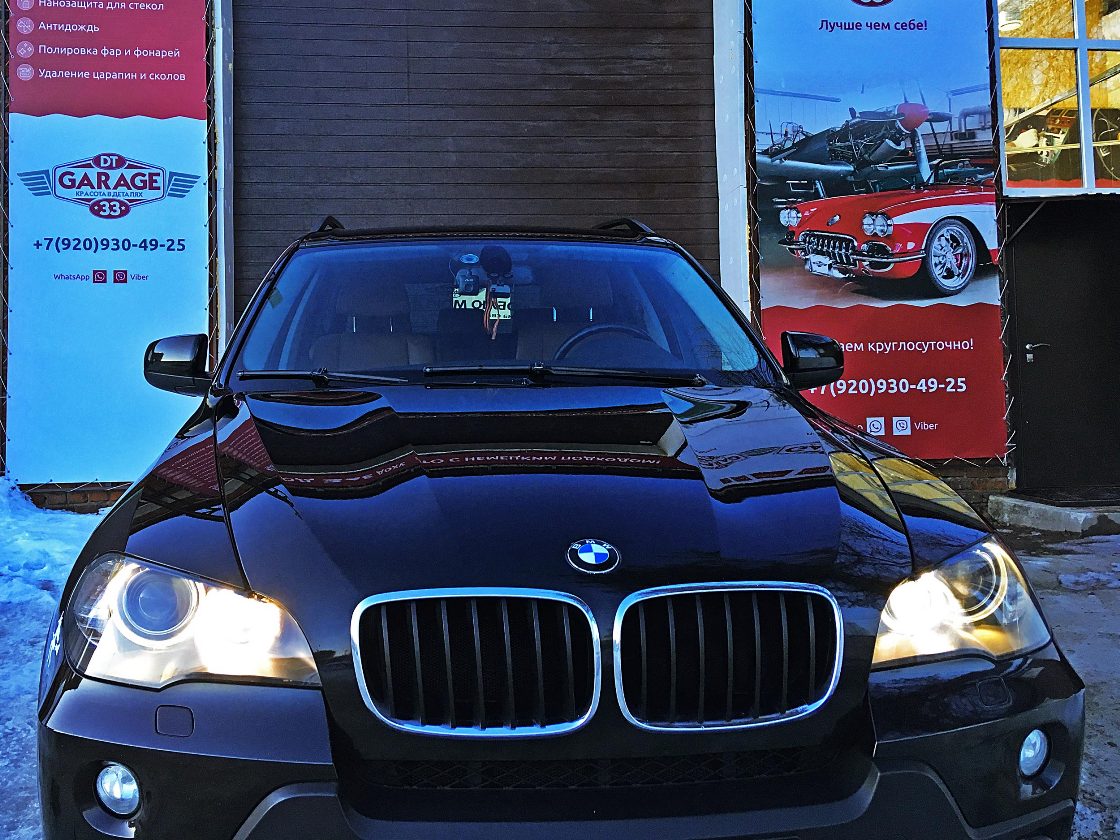 Капот с отремонтированными сколами На фото капот BMW X5, защищенный керамическим защитным слоем.