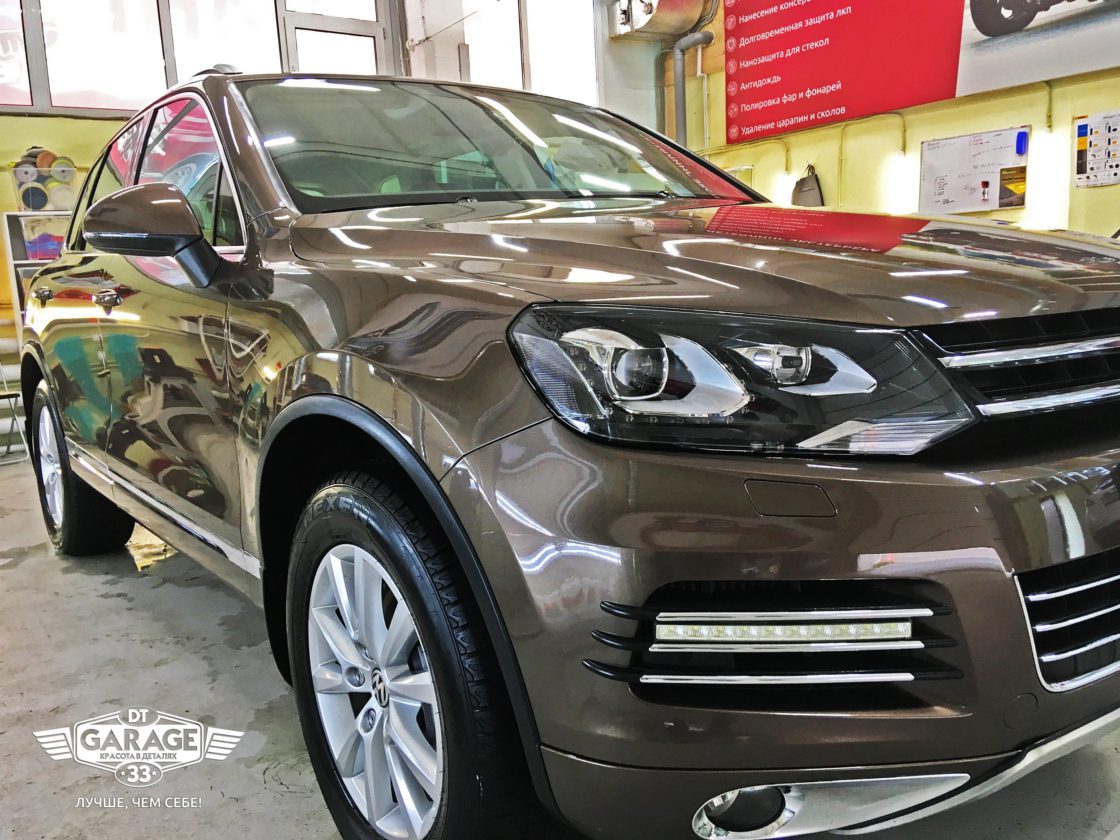 На фото автомобиль, у которого колеса и фары обработаны керамикой. Мастерская DT GARAGE 33.