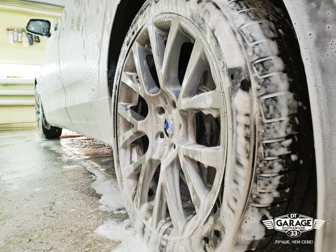 На фото мойка колес BMW в мастерской DT GARAGE 33
