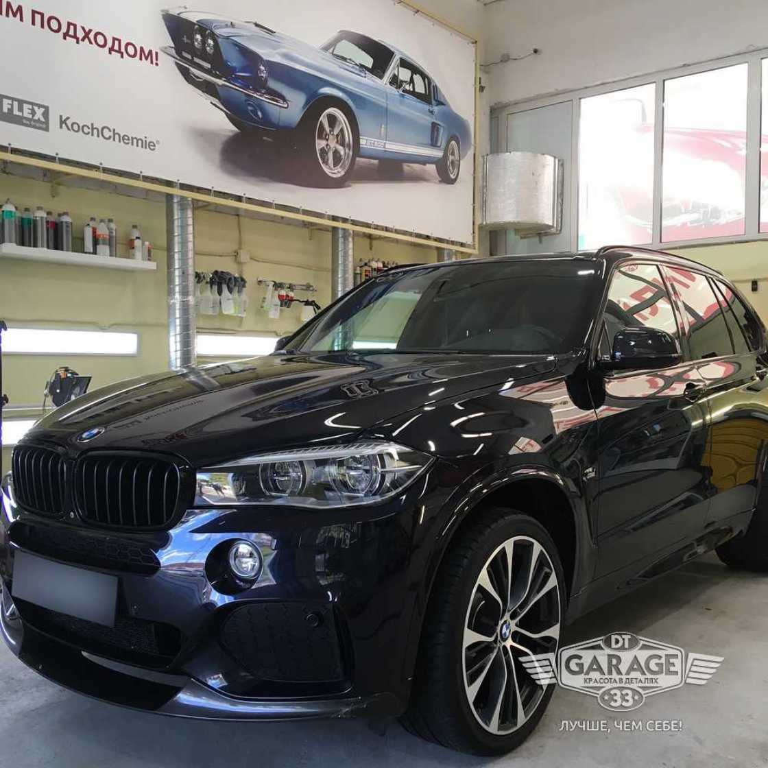 На фото BMW X5 после завершения обслуживания.
