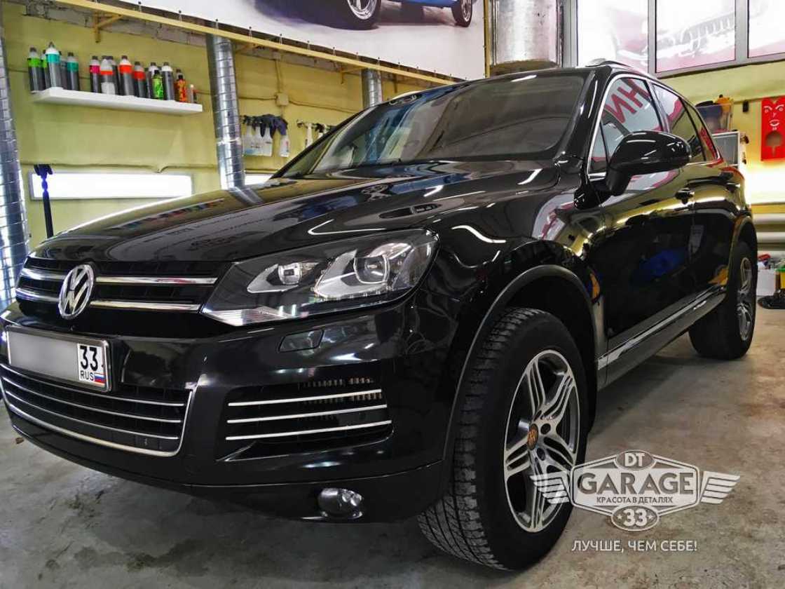 Полировка Volkswagen Touareg в городе Владимир. На фото автомобиль Фольксваген Туарег в интерьере бокса мастерской «DT GARAGE 33»