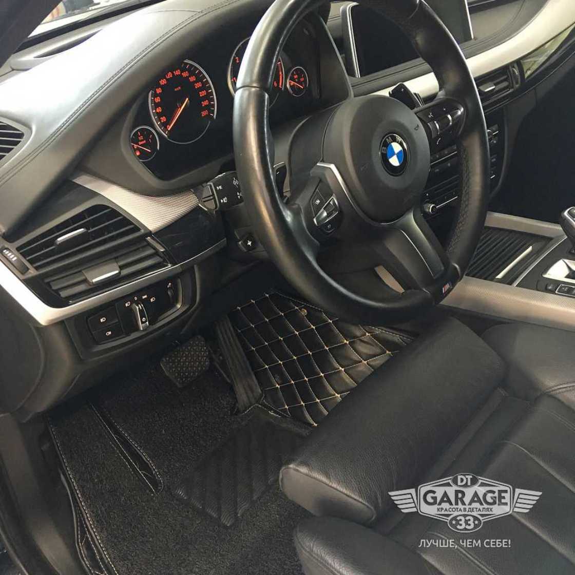 На фото салона машины BMW X5 после химчистки в DT GARAGE 33.