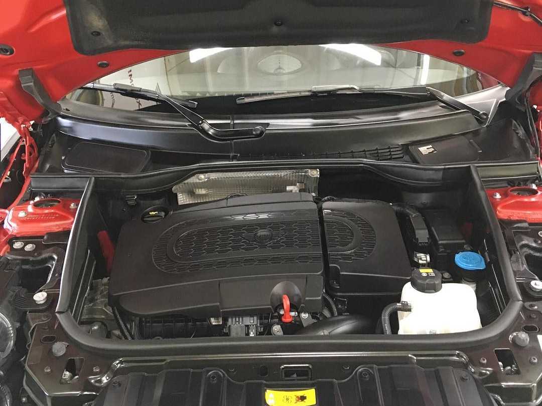 Смотреть на фото пример мойки двигателя у Mini Cooper S.