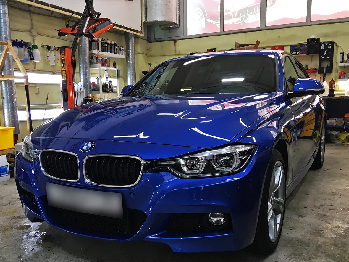На фото автомобиль BMW, оклеенный антигравийной пленкой в мастерской «DT GARAGE 33» города Владимир.