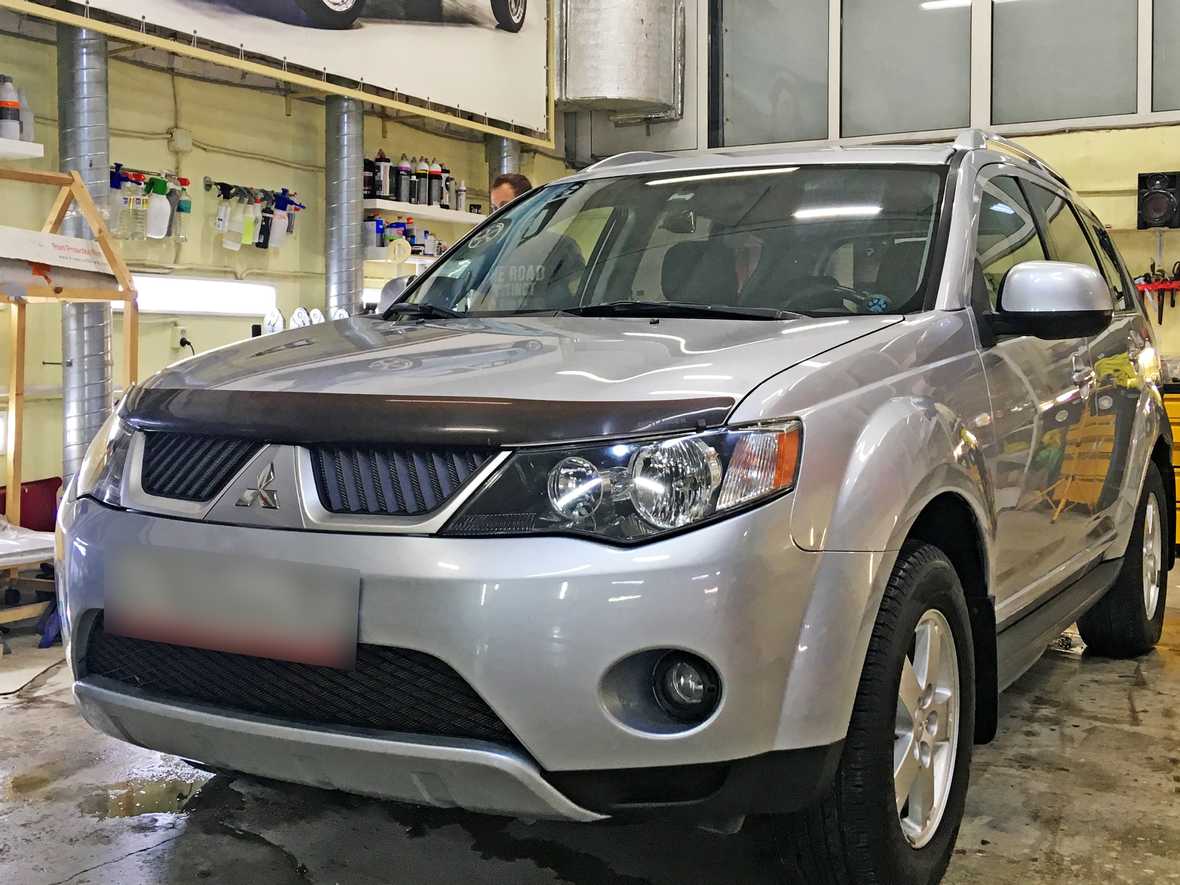 На фото Mitsubishi Outlander после обработки качественным жидким стеклом.