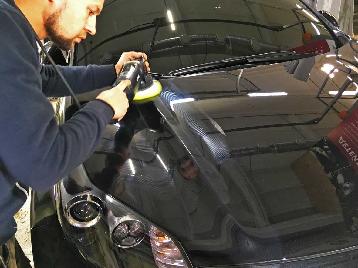 На фото мастер «DT GARAGE 33» выполняет восстановительную полировку KIA Sportage.
