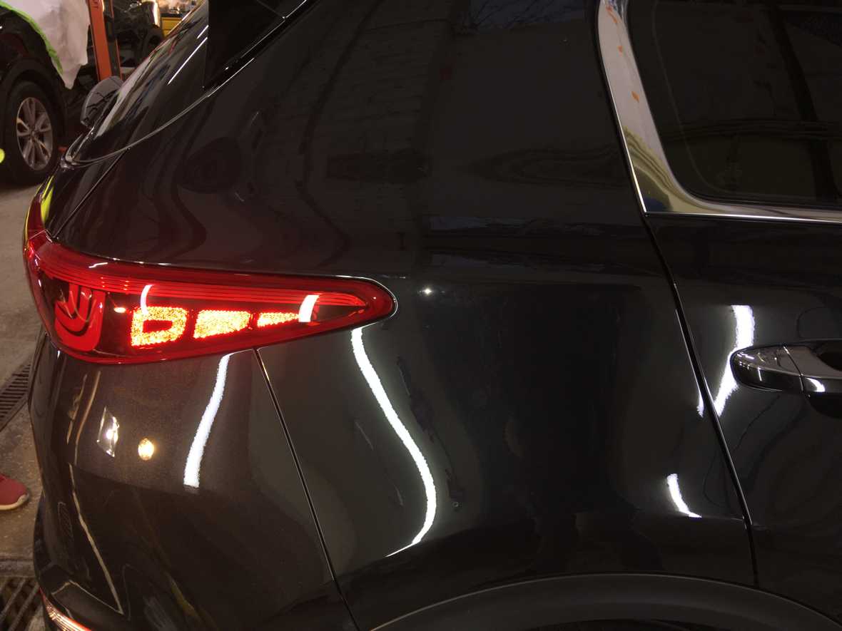 На фото крыло и задний фонарь KIA Sportage после восстановительной полировки.
