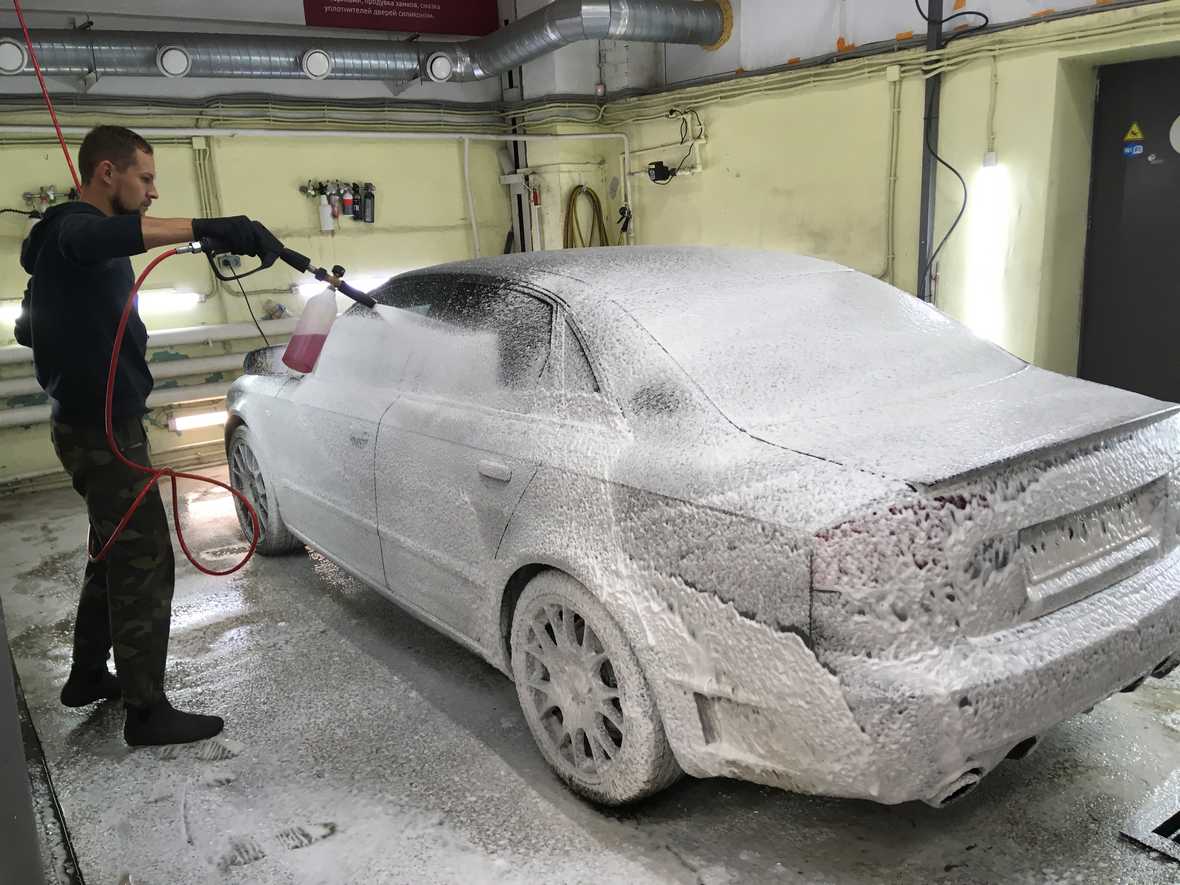 На фото мастер детейлинга «DT GARAGE 33» наносит пену первой фазы мойки.