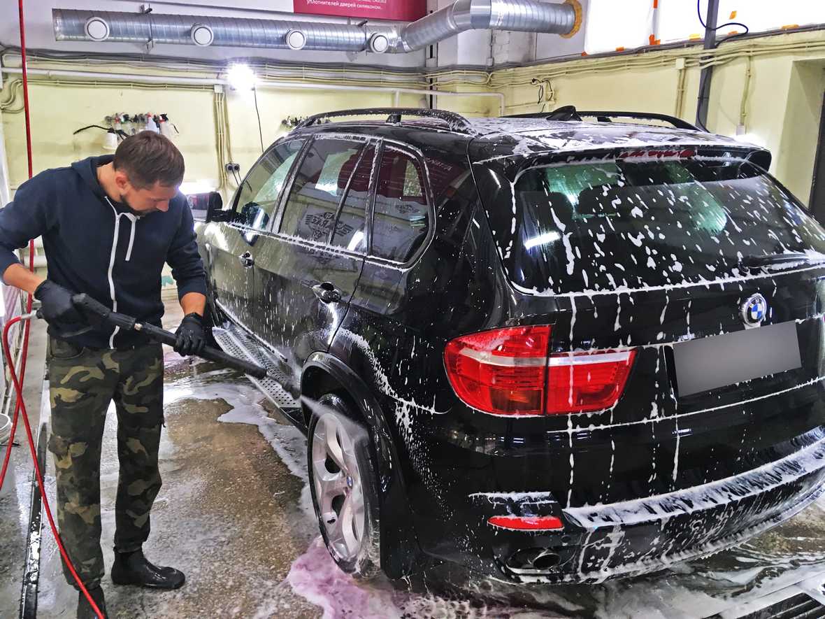 На фото смывание пены с BMW x5 с применением АВД.