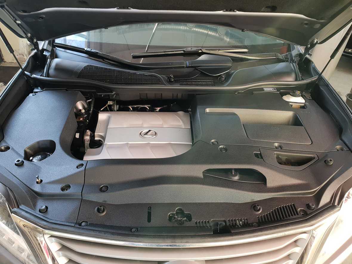 Смотреть на фото мотор Lexus RX 350 после химчистки с консервацией.