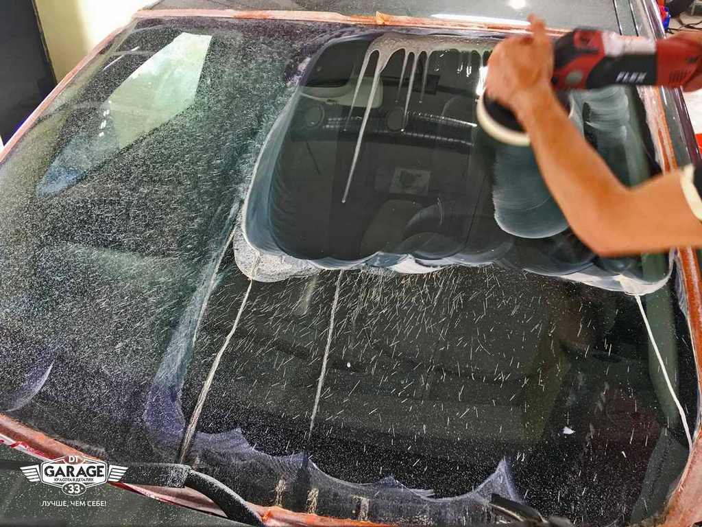 Набор инструментов и принадлежностей для полировки стекла автомобиля