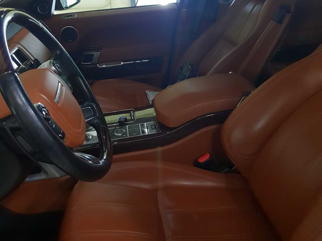 Смотреть на фото кожаный салон коричневого цвета у Range Rover после еврохимчистки с консервацией.