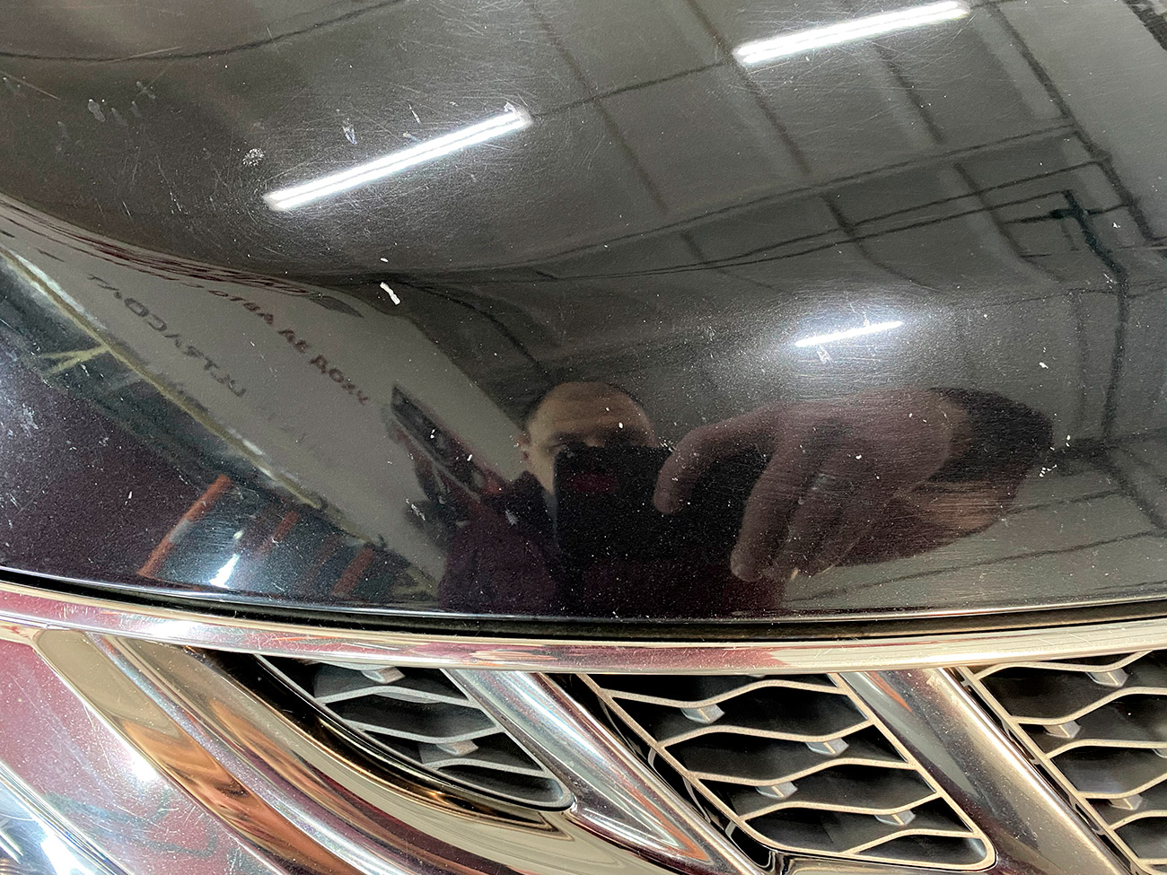 Смотреть на фото капот и решетку радиатора автомобиля Ниссан Мурано до ремонта сколов и полировки.