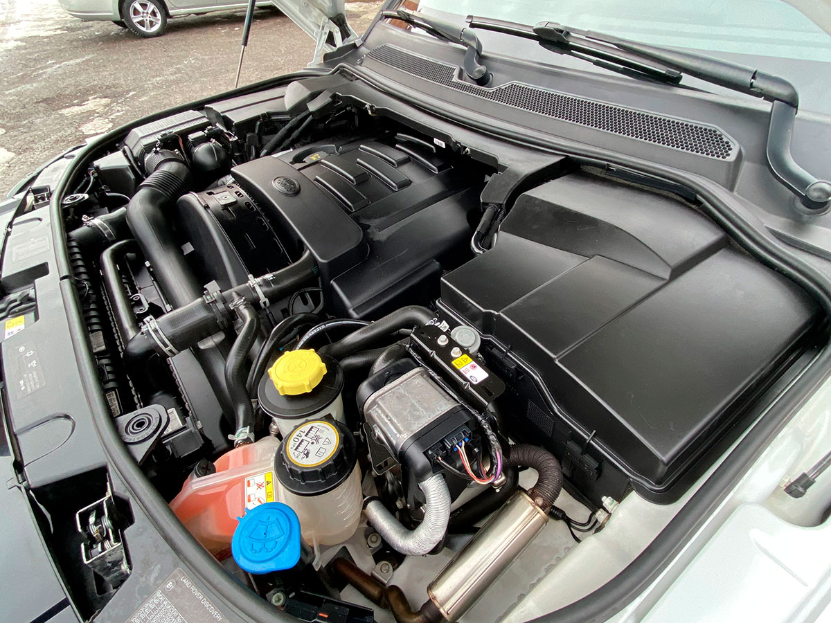 Смотреть на фото результат мойки мотора у Land Rover Discovery в детейлинге DT GARAGE 33.