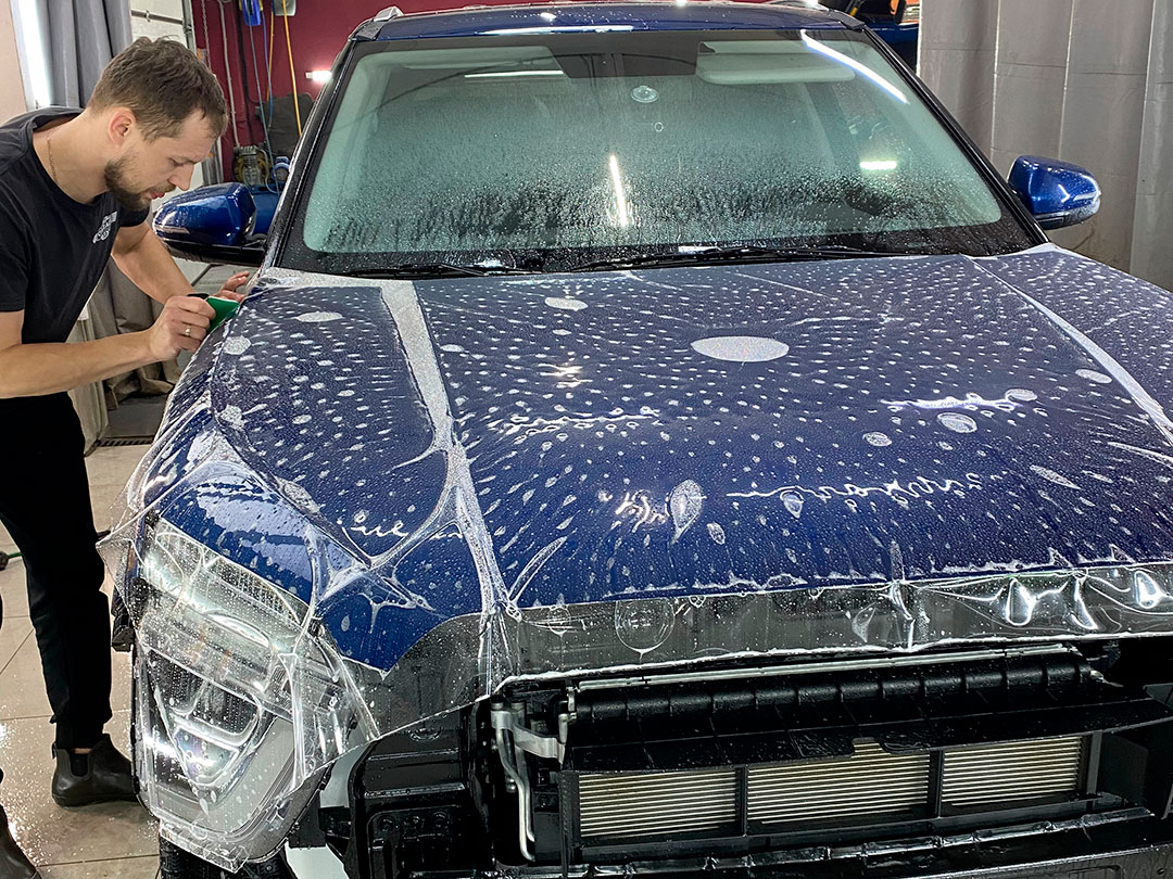 Смотреть на фото процесс оклейки капота у автомобиля Hyundai Creta.