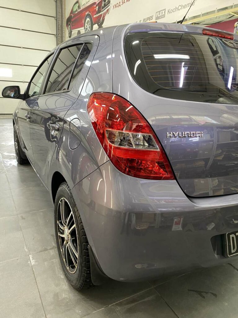 Смотреть на фото задний фонарь автомобиля Hyundai i20 после полировки.
