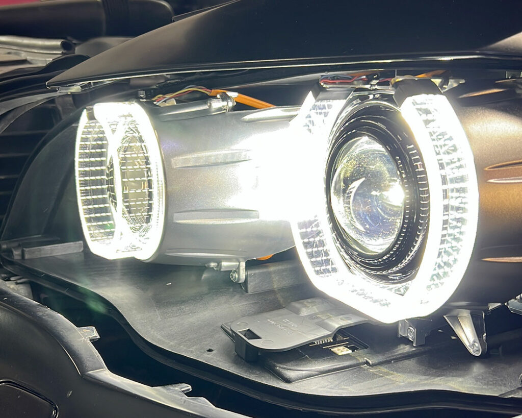 Смотреть на фото нестандартные лазерные фары на автомобиле BMW X5.
