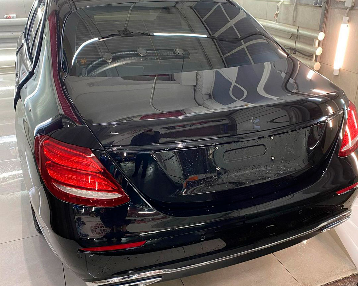 Смотреть на фото как выглядит в пленке багажник автомобиля Mercedes-Benz E-Класс .