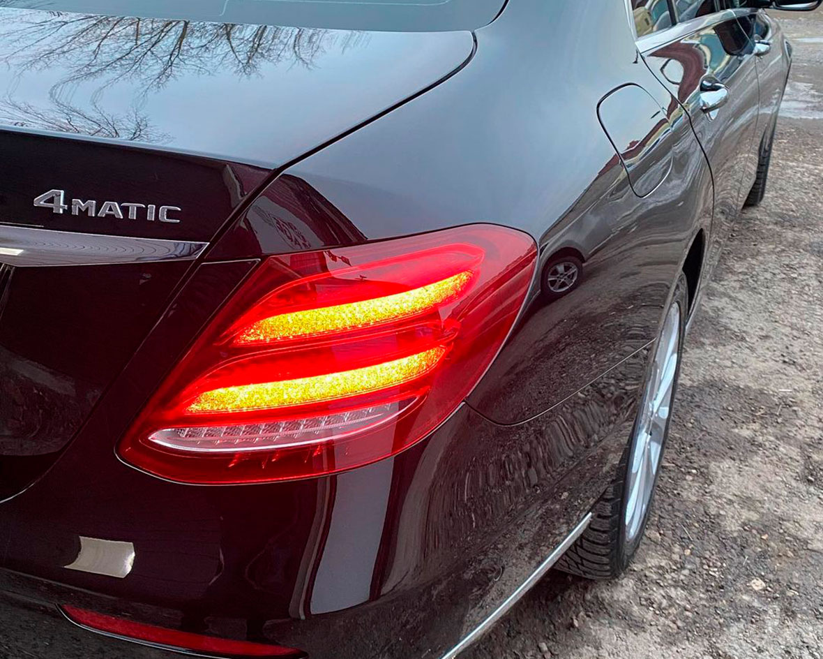 Смотреть, как выглядит черный Mercedes-Benz E-Класс после полировки в детейлинге DT GARAGE 33.