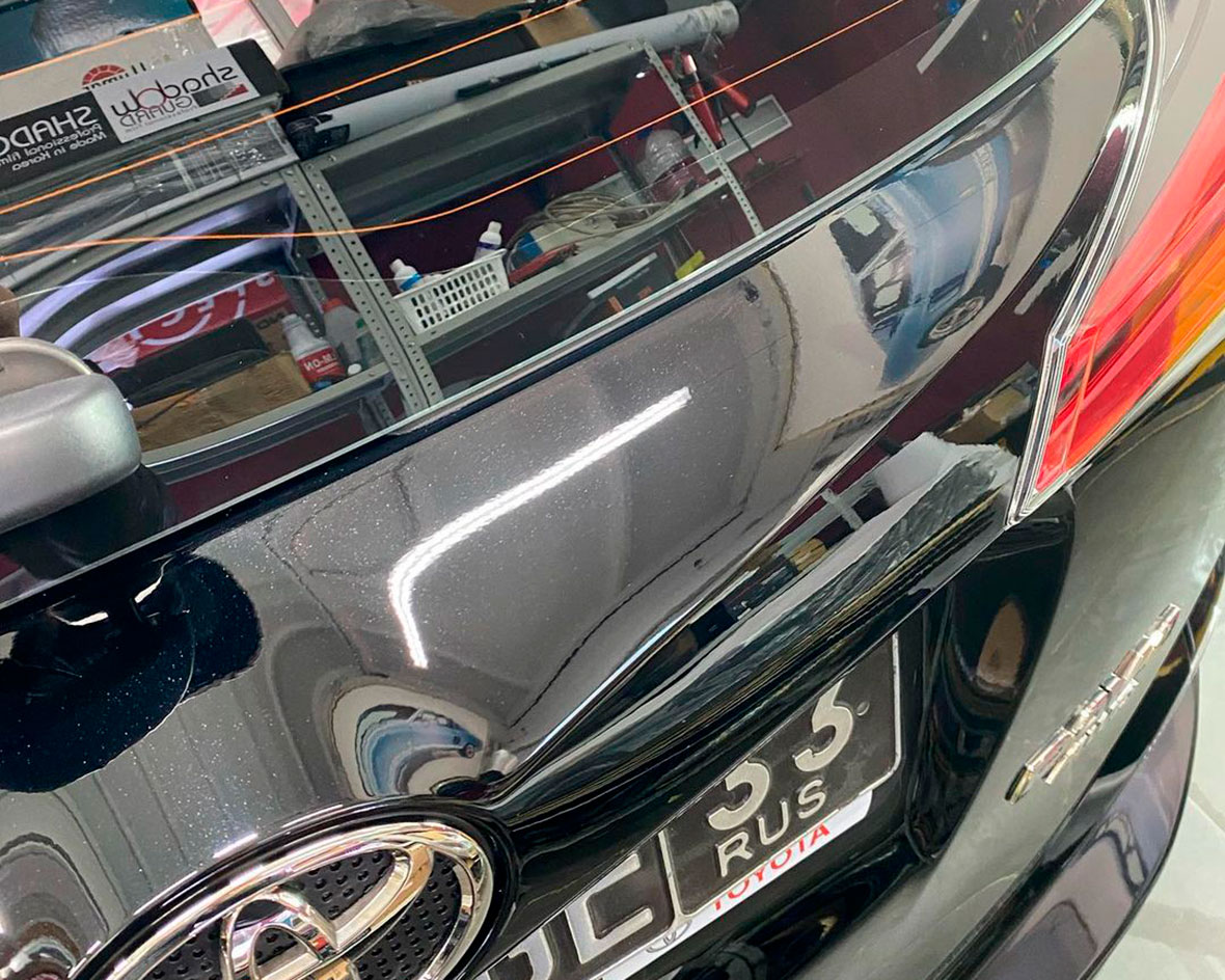 Смотреть на фото автомобиль Toyota RAV4 после полировки.