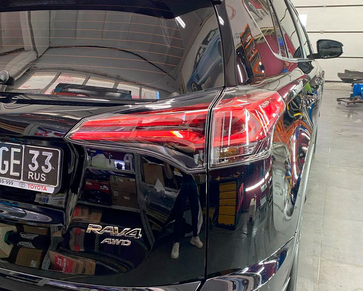 Смотреть задние фонари внедорожника Toyota RAV4 после полировки в детейлинге «DT GARAGE 33».