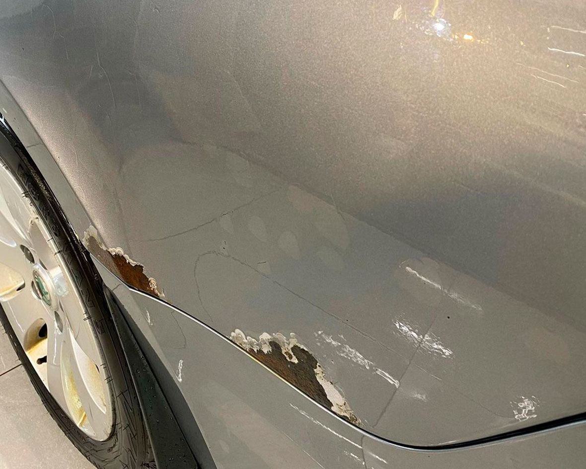 Смотреть на фото дефекты заднего крыла автомобиля до покраски.