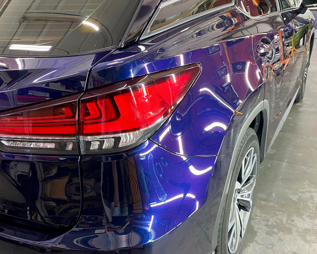 Смотреть на фото заднее крыло автомобиля Lexus RX после оклейки полиуретановой пленкой.