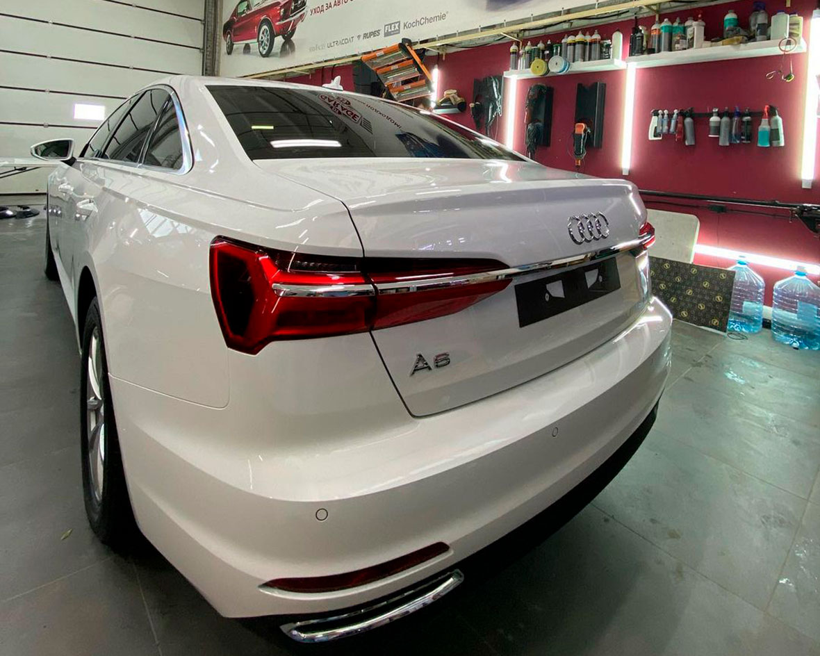 Смотреть на фото задний фонарь Audi A6 после полировки и обработки керамикой.