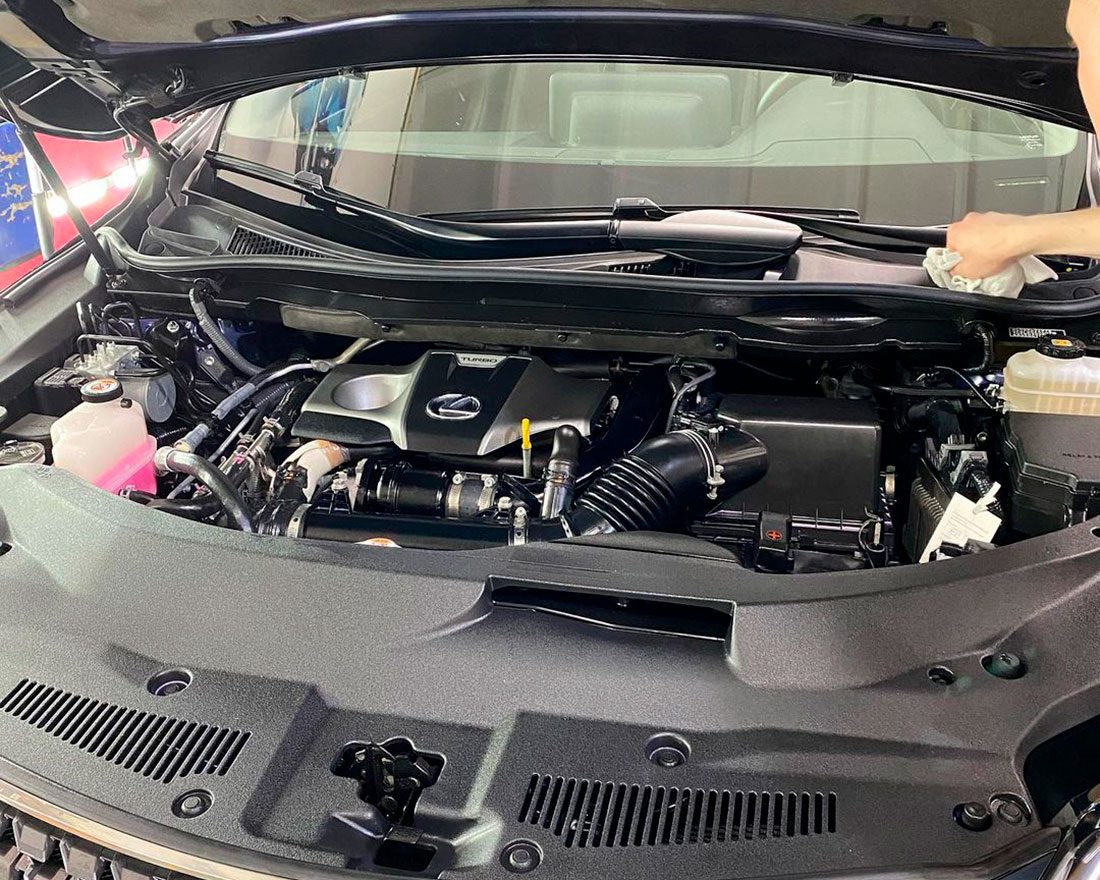 Смотреть на фото мотор автомобиля Lexus RX после мойки в детейлинге DT GARAGE 33.