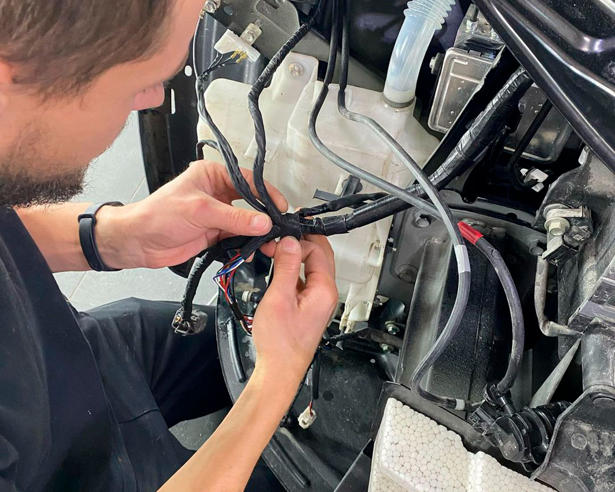Смотреть на фото процесс восстановления электрики у автомобиля Mazda CX-5.