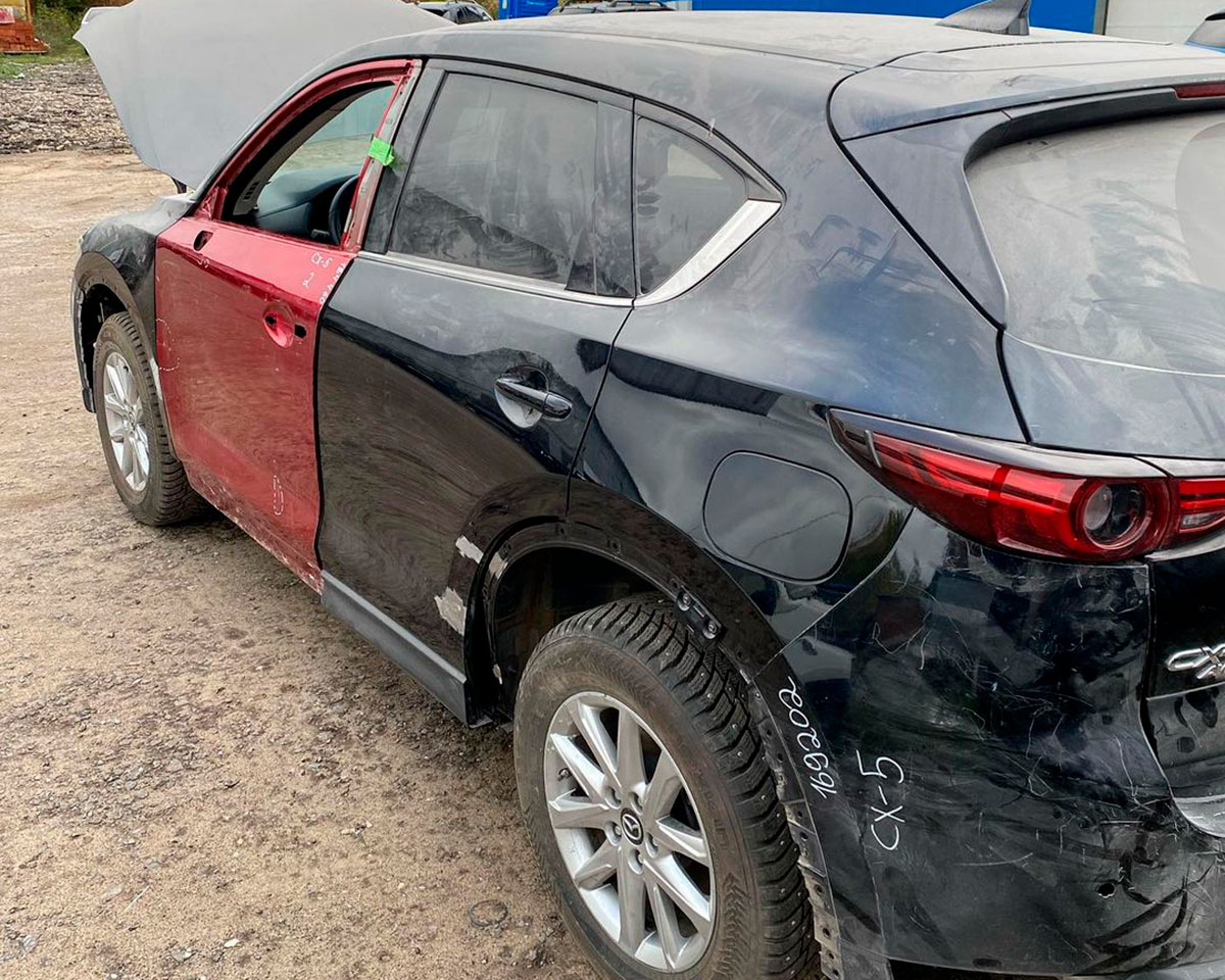 На фото правая сторона автомобиля Mazda CX-5 после замены поврежденных элементов.